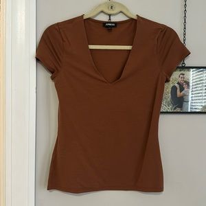 Express Body Contour tee